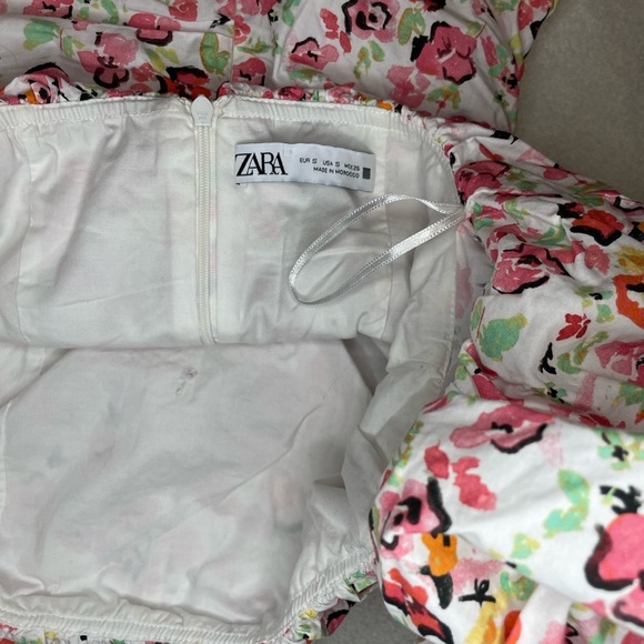Zara white mini dress with floral ornaments. - Picture 5 of 5